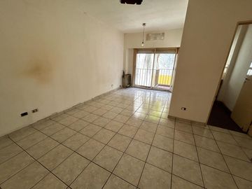 En Alquiler  Departamento de 1 amb cfte .c/balcon 1er piso x escalera