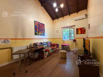 Inmejorable Sector de Florida, Solido Chalet Colonial, Lote 900m2