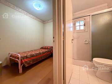 Inmejorable Sector de Florida, Solido Chalet Colonial, Lote 900m2