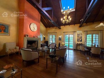 Inmejorable Sector de Florida, Solido Chalet Colonial, Lote 900m2