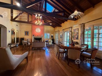 Inmejorable Sector de Florida, Solido Chalet Colonial, Lote 900m2