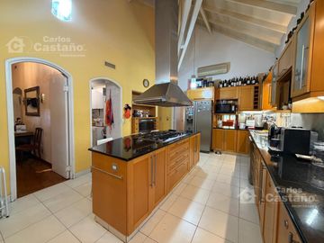 Inmejorable Sector de Florida, Solido Chalet Colonial, Lote 900m2