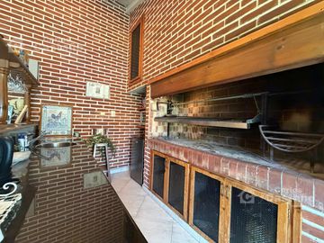 Inmejorable Sector de Florida, Solido Chalet Colonial, Lote 900m2