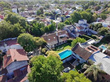 Inmejorable Sector de Florida, Solido Chalet Colonial, Lote 900m2