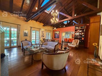Inmejorable Sector de Florida, Solido Chalet Colonial, Lote 900m2