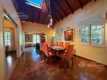 Inmejorable Sector de Florida, Solido Chalet Colonial, Lote 900m2