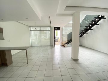SE VENDE moderna CASA EN JURIQUILLA, Querétaro.