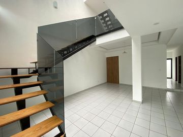 SE VENDE moderna CASA EN JURIQUILLA, Querétaro.