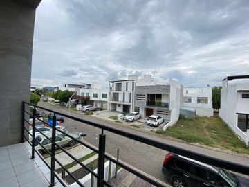 SE VENDE moderna CASA EN JURIQUILLA, Querétaro.