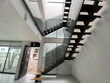 SE VENDE moderna CASA EN JURIQUILLA, Querétaro.