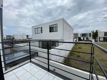 SE VENDE moderna CASA EN JURIQUILLA, Querétaro.