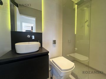 ALQUILER CON MUEBLES. Penthouse. 3 ambientes. Vista abierta. Piso alto. Belgrano.