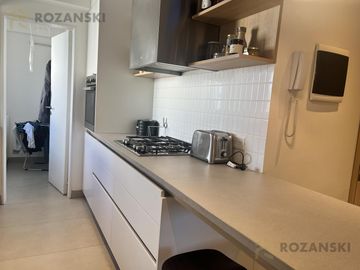 ALQUILER CON MUEBLES. Penthouse. 3 ambientes. Vista abierta. Piso alto. Belgrano.