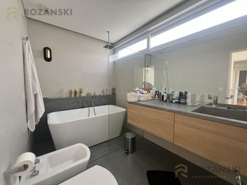 ALQUILER CON MUEBLES. Penthouse. 3 ambientes. Vista abierta. Piso alto. Belgrano.