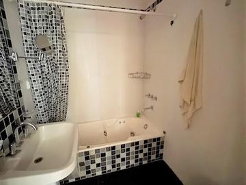 ESPECT CASA 5/6 DORM 3 PLANTAS S/GR LOTE PROPIO C/GR JARDIN QCHO Y PARRILLA GARAGE 2 AUTOS