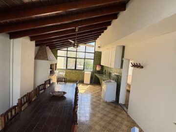 ESPECT CASA 5/6 DORM 3 PLANTAS S/GR LOTE PROPIO C/GR JARDIN QCHO Y PARRILLA GARAGE 2 AUTOS