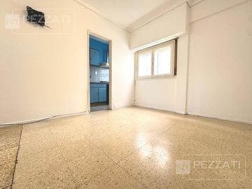 Departamento en alquiler por 24 meses. Colon y Corrientes. Contrafrente luminoso. sin muebles