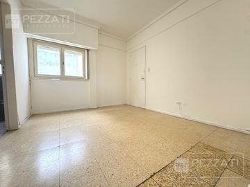 Departamento en alquiler por 24 meses. Colon y Corrientes. Contrafrente luminoso. sin muebles