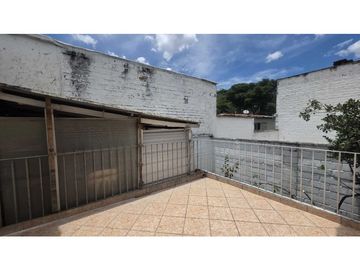 Casa Lote en venta ubicada en Medellin sector Estadio. Para construir.