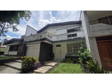 Casa Lote en venta ubicada en Medellin sector Estadio. Para construir.