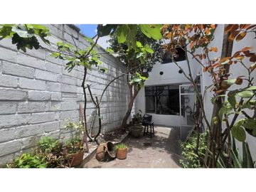 Casa Lote en venta ubicada en Medellin sector Estadio. Para construir.