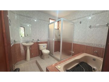 Casa en venta espaciosa y acogedora 060