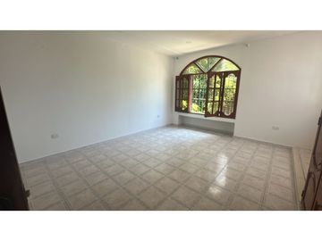 Casa en venta espaciosa y acogedora 060