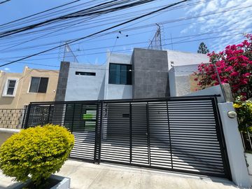 CASA REMODELADA EN JARDINES ALCALDE