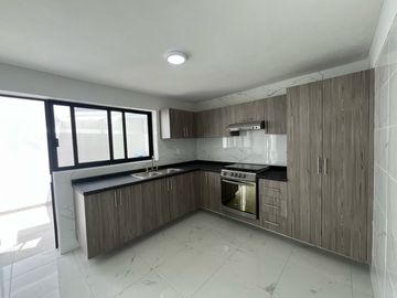 CASA REMODELADA EN JARDINES ALCALDE