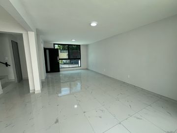 CASA REMODELADA EN JARDINES ALCALDE