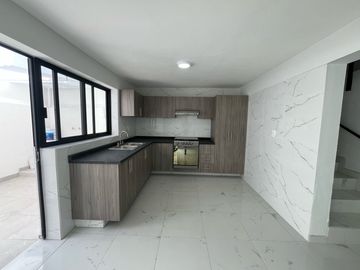 CASA REMODELADA EN JARDINES ALCALDE