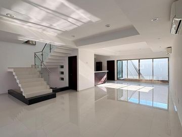 LOMAS DE LA RIOJA, Casa en VENTA de 3 recamaras con baño cada una