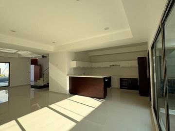 LOMAS DE LA RIOJA, Casa en VENTA de 3 recamaras con baño cada una