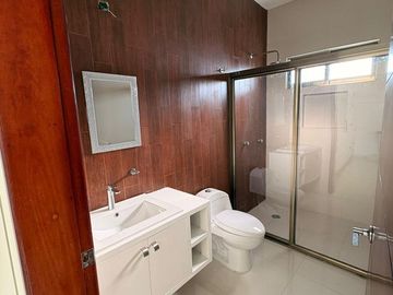 LOMAS DE LA RIOJA, Casa en VENTA de 3 recamaras con baño cada una