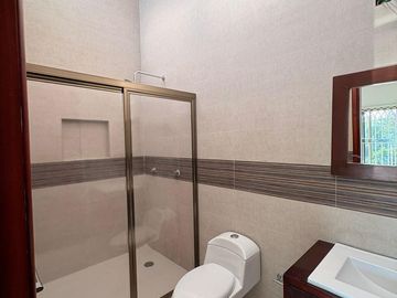 LOMAS DE LA RIOJA, Casa en VENTA de 3 recamaras con baño cada una