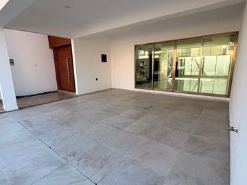 LOMAS DE LA RIOJA, Casa en VENTA de 3 recamaras con baño cada una