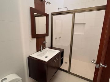 LOMAS DE LA RIOJA, Casa en VENTA de 3 recamaras con baño cada una