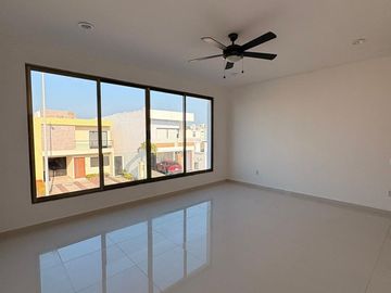 LOMAS DE LA RIOJA, Casa en VENTA de 3 recamaras con baño cada una