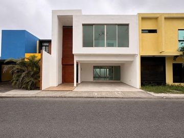 LOMAS DE LA RIOJA, Casa en VENTA de 3 recamaras con baño cada una