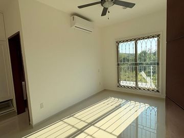 LOMAS DE LA RIOJA, Casa en VENTA de 3 recamaras con baño cada una