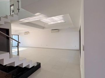 LOMAS DE LA RIOJA, Casa en VENTA de 3 recamaras con baño cada una