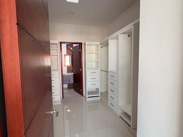 LOMAS DE LA RIOJA, Casa en VENTA de 3 recamaras con baño cada una