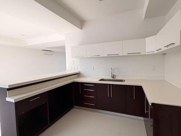 LOMAS DE LA RIOJA, Casa en VENTA de 3 recamaras con baño cada una