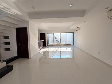 LOMAS DE LA RIOJA, Casa en VENTA de 3 recamaras con baño cada una