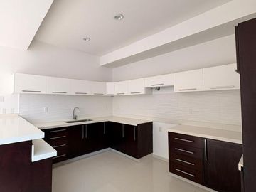 LOMAS DE LA RIOJA, Casa en VENTA de 3 recamaras con baño cada una