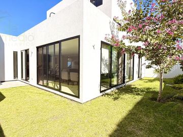 Casa de Un Piso con Amplio Jardín en Zaru, Querétaro
