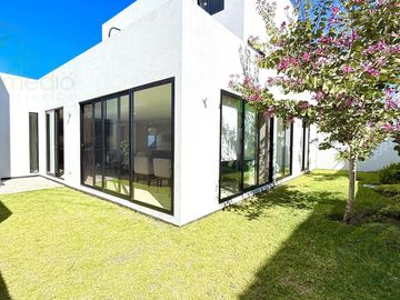 Casa de Un Piso con Amplio Jardín en Zaru, Querétaro