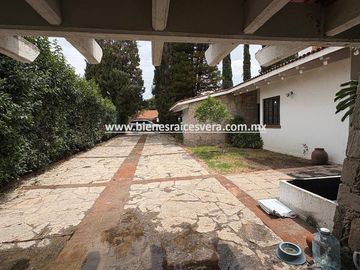 CASA EN RENTA EN TEQUISQUIAPAN EN EL FRACC. GRANJAS RESIDENCIALES. Maru
