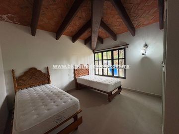 CASA EN RENTA EN TEQUISQUIAPAN EN EL FRACC. GRANJAS RESIDENCIALES. Maru