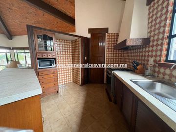 CASA EN RENTA EN TEQUISQUIAPAN EN EL FRACC. GRANJAS RESIDENCIALES. Maru